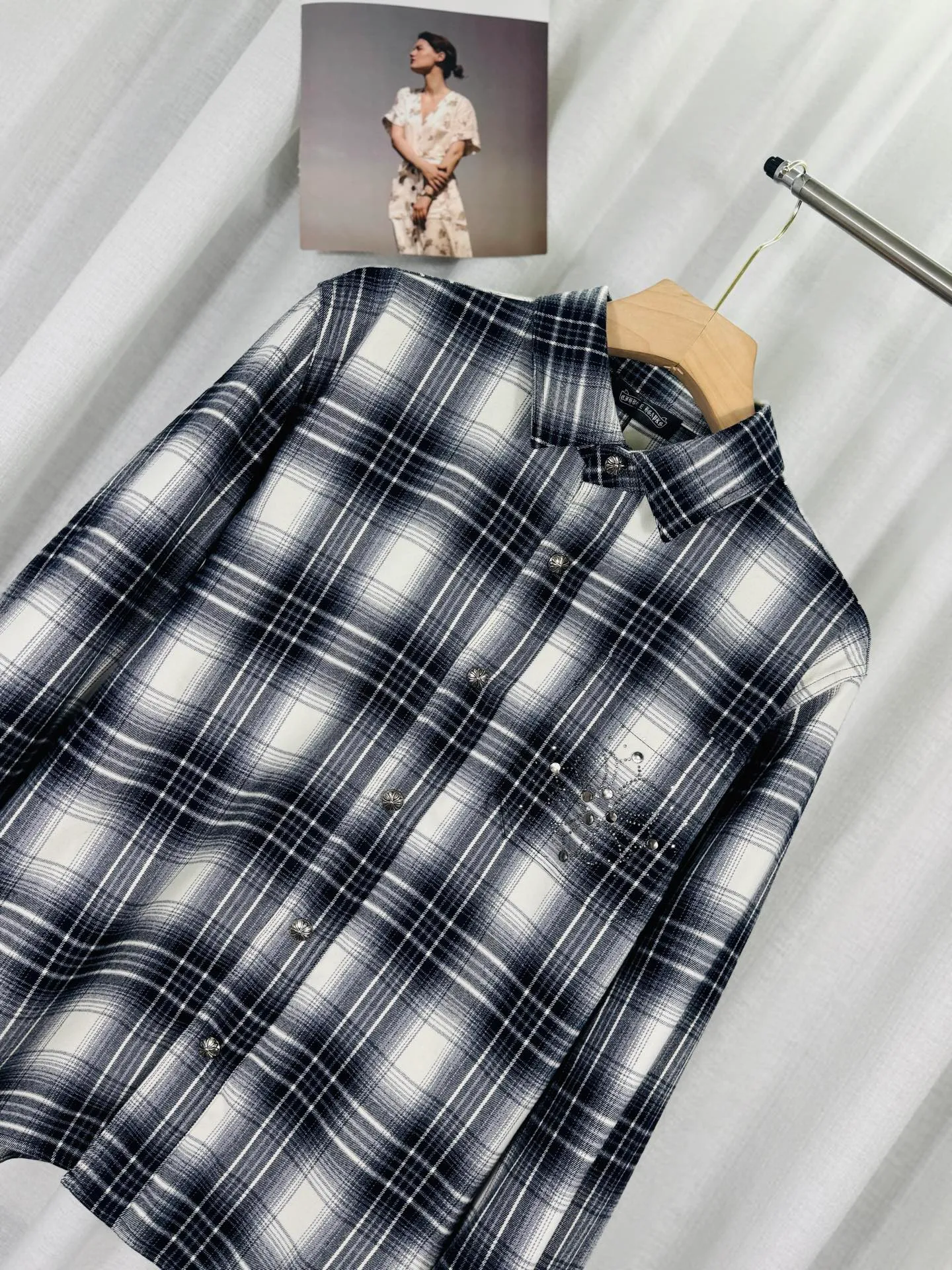 P250 top version, real shot without P, ​​different from market currency) 𝗖𝗵𝗿𝗼𝗺𝗲 𝗛𝗲𝗮𝗿𝘁𝘀/Cro Heart 2025 Diamond Plaid Shirt Accessories: Original model-opening collar label ➕100% silk wash water label. Genuine purchase-grade original hangtag➕matching hanging rope➕3D hanging beads➕original packaging bag. Craftsmanship: The original version has consistent wiring! The highest version of the armhole matching technique! Color: Red Black Size: S M L XL Style No.: 8002